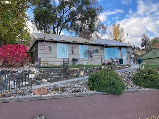 1420 Southwest Goodwin Place Pendleton, OR 97801 - Photo 1 of 27 a front view of a house with garden