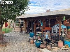 1420 Southwest Goodwin Place Pendleton, OR 97801 - Photo 25 of 27 a view of a chairs and tables in patio