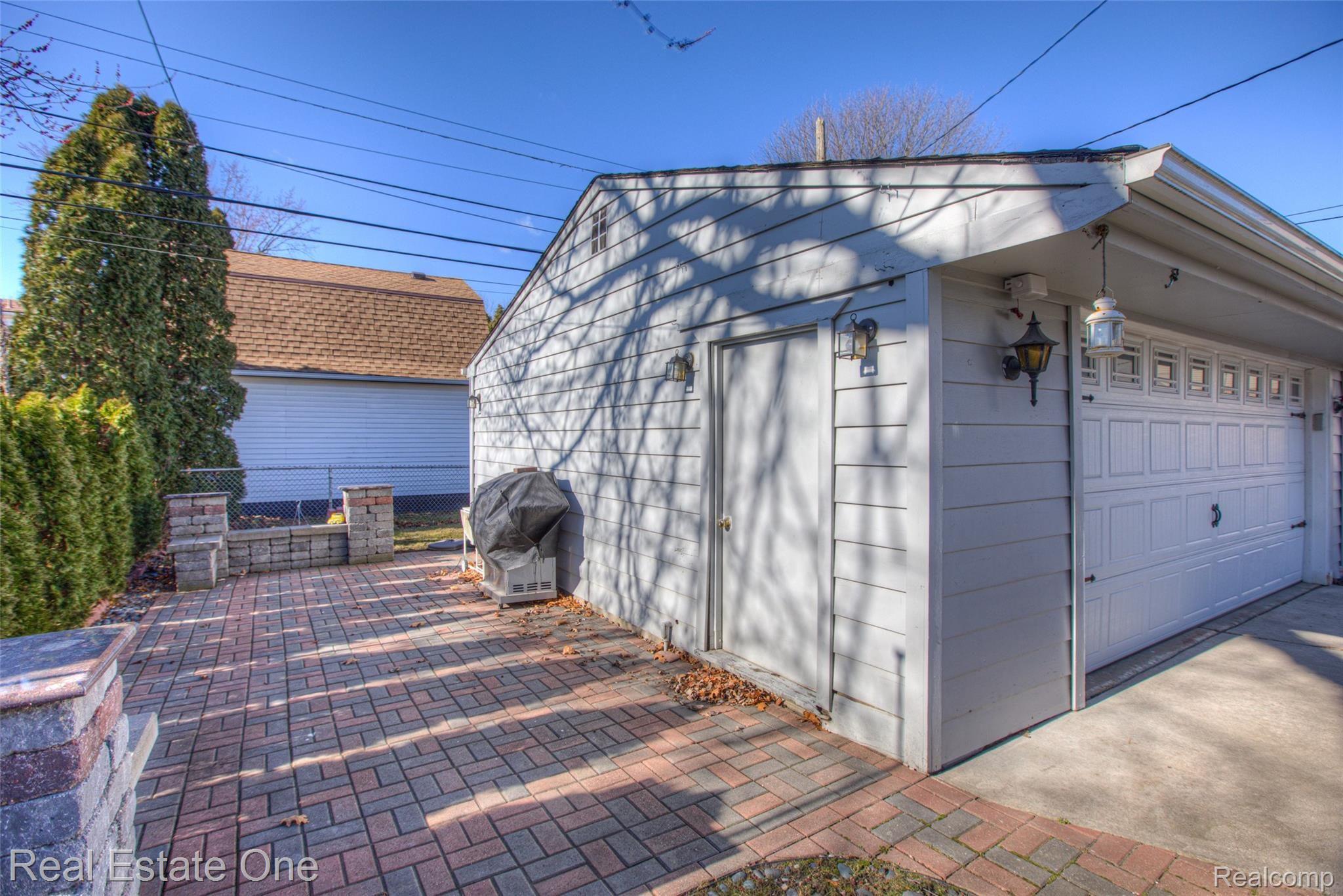 22141 Donaldson Street Dearborn, MI 48124 - Photo 4 of 22 -4.jpg