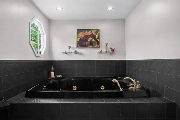 $999,999 | 6 Tally Ho Lane, Framingham, MA 01701