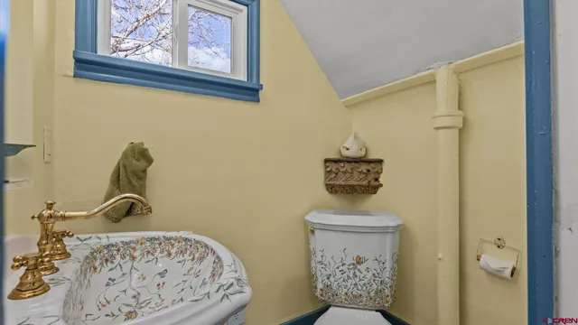 a view of a livingroom with washer and dryer