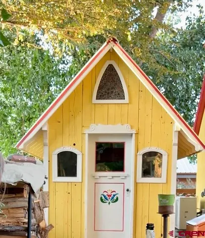 a close view of a fireplace in a room