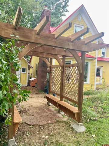 a view of a backyard