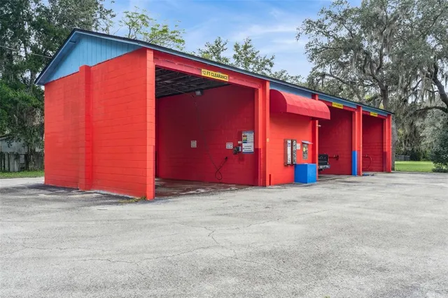 a view of a house with backyard and trees