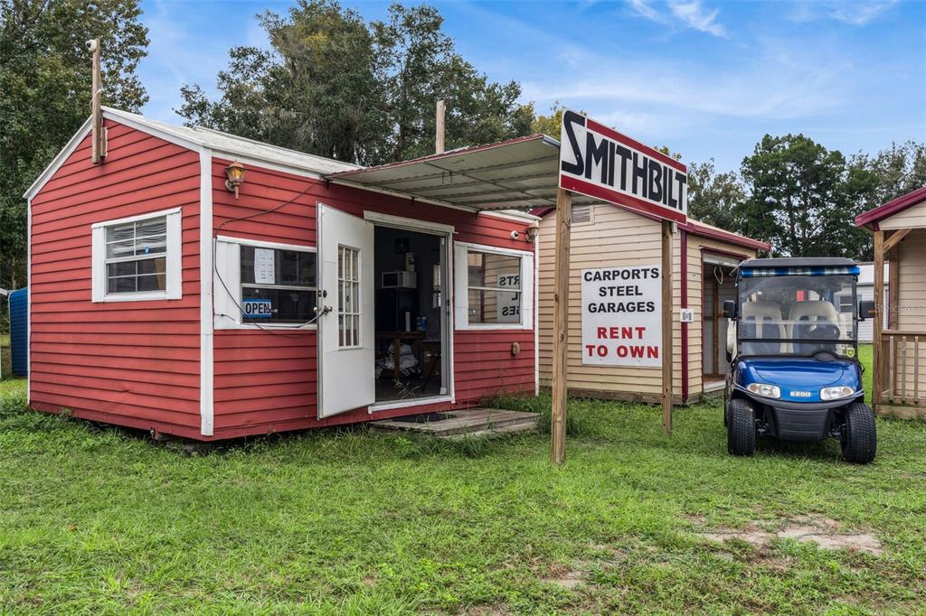 21944 Highway 40 Astor, FL 32102 - Photo 10 of 18 a front view of a house with garden