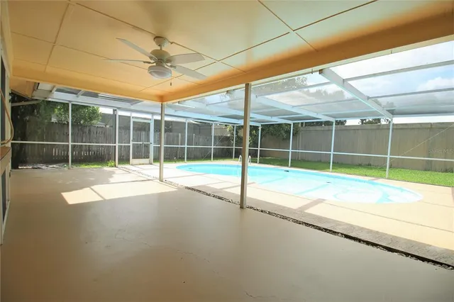 a view of a backyard