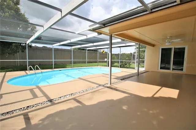 a view of a backyard