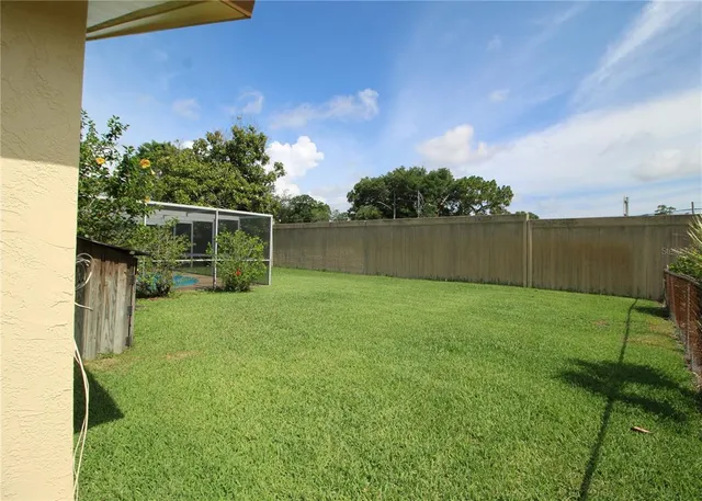 a view of a backyard