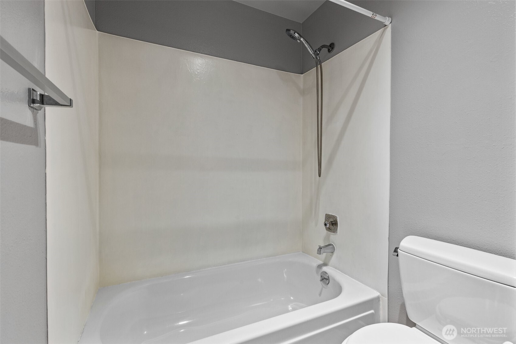 820 Cady Road, Unit H203 Everett, WA 98203 - Photo 18 of 30 a bathroom with a bathtub and a shower