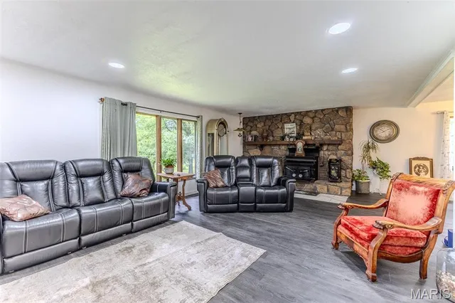 $286,900 | 20193 Southwest Oakwood Drive, Lebanon, MO 65536