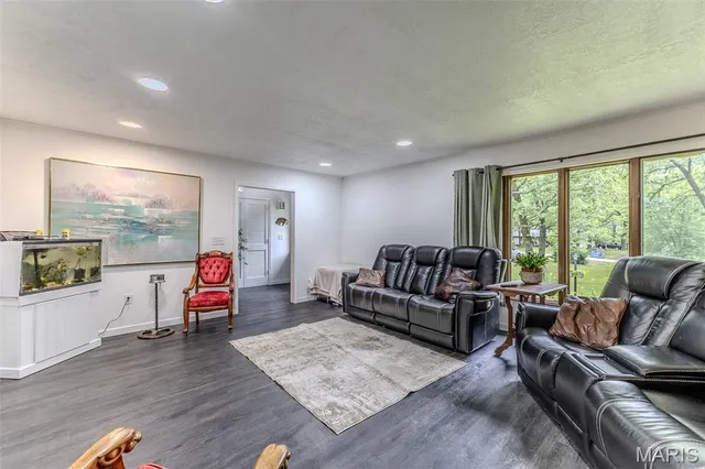 $286,900 | 20193 Southwest Oakwood Drive, Lebanon, MO 65536