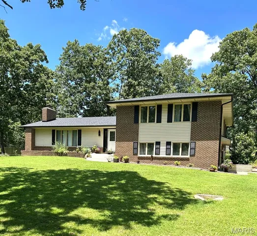 $286,900 | 20193 Southwest Oakwood Drive, Lebanon, MO 65536