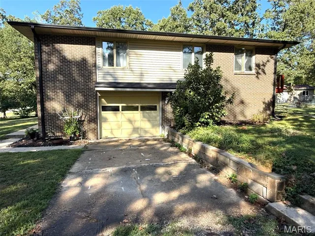 $286,900 | 20193 Southwest Oakwood Drive, Lebanon, MO 65536