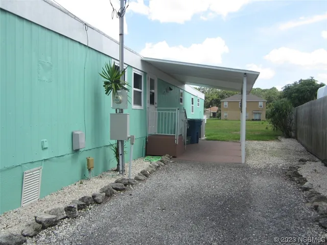 a view of a house with backyard and garden