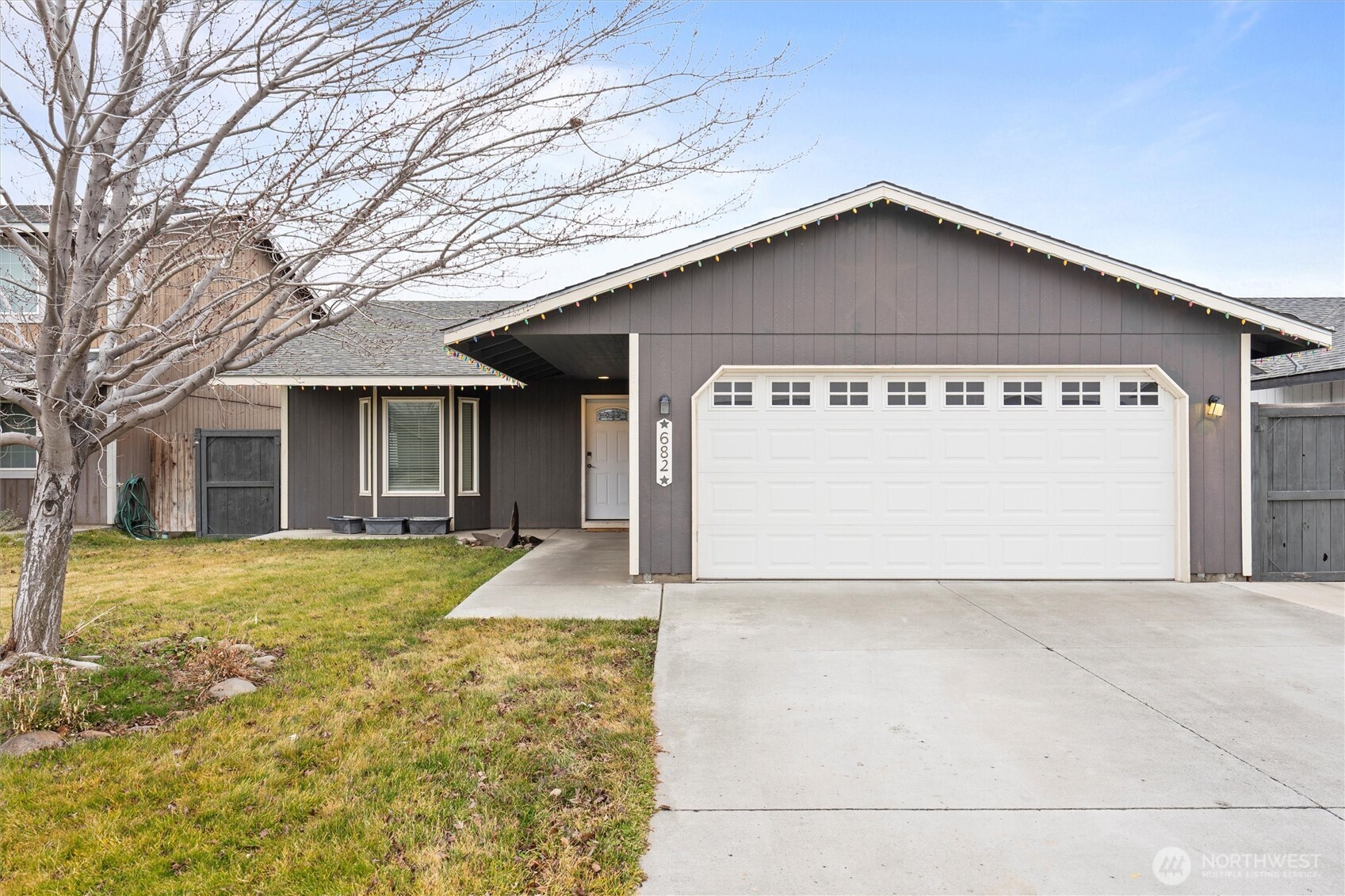 682 L Street Southeast Ephrata, WA 98823 - Photo 1 of 40 a front view of house with yard and glass windows