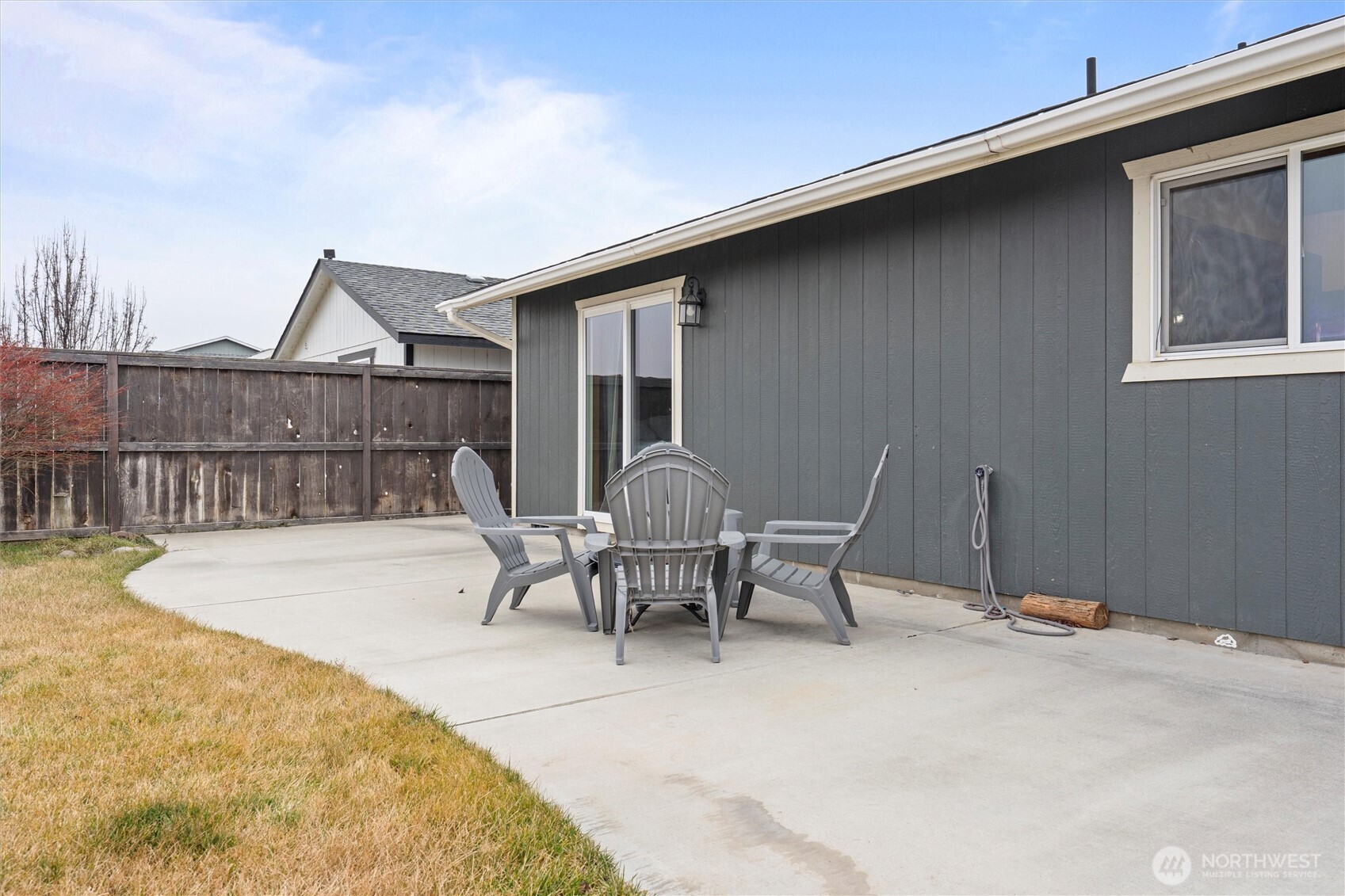 682 L Street Southeast Ephrata, WA 98823 - Photo 36 of 40 a patio with a table and chairs and potted plants
