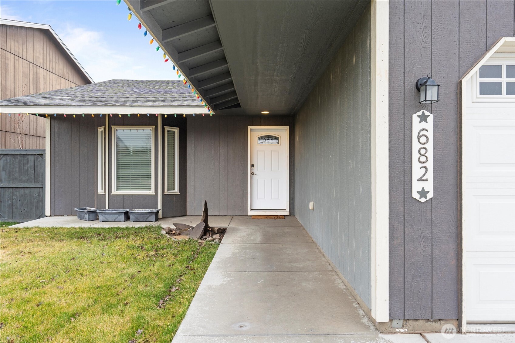 682 L Street Southeast Ephrata, WA 98823 - Photo 4 of 40 a bathroom with a sink and a large mirror