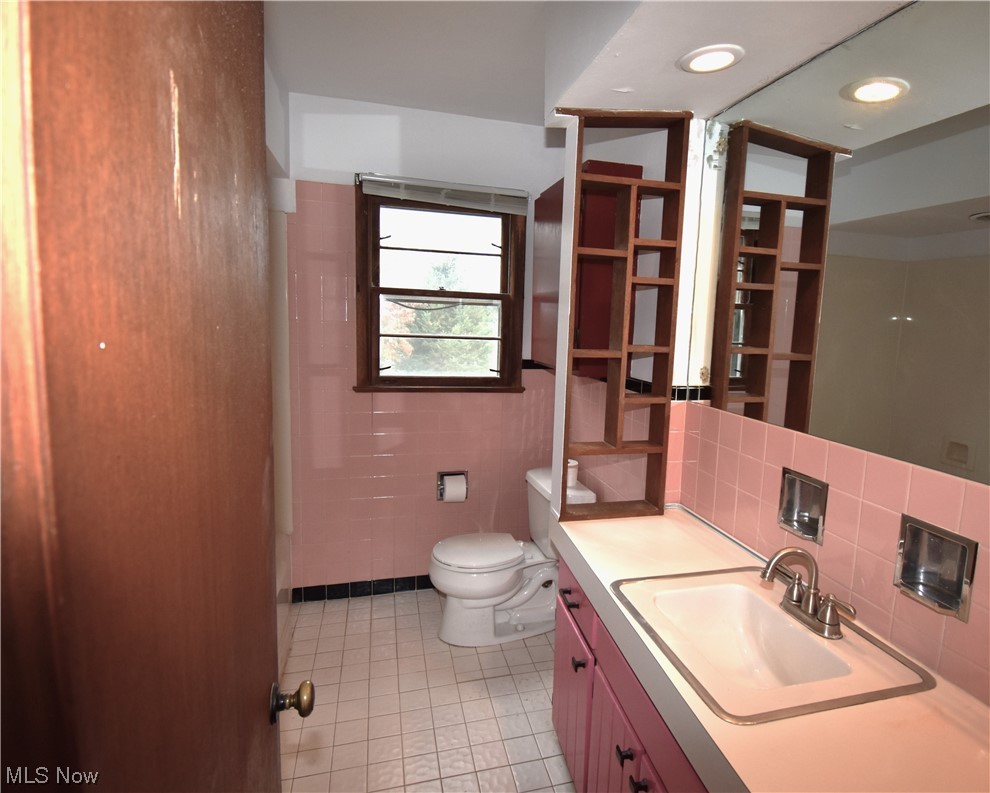 640 Yerrick Road Akron, OH 44312 - Photo 11 of 24 Main Bath