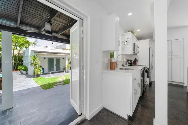 a view of entryway with a potted plant