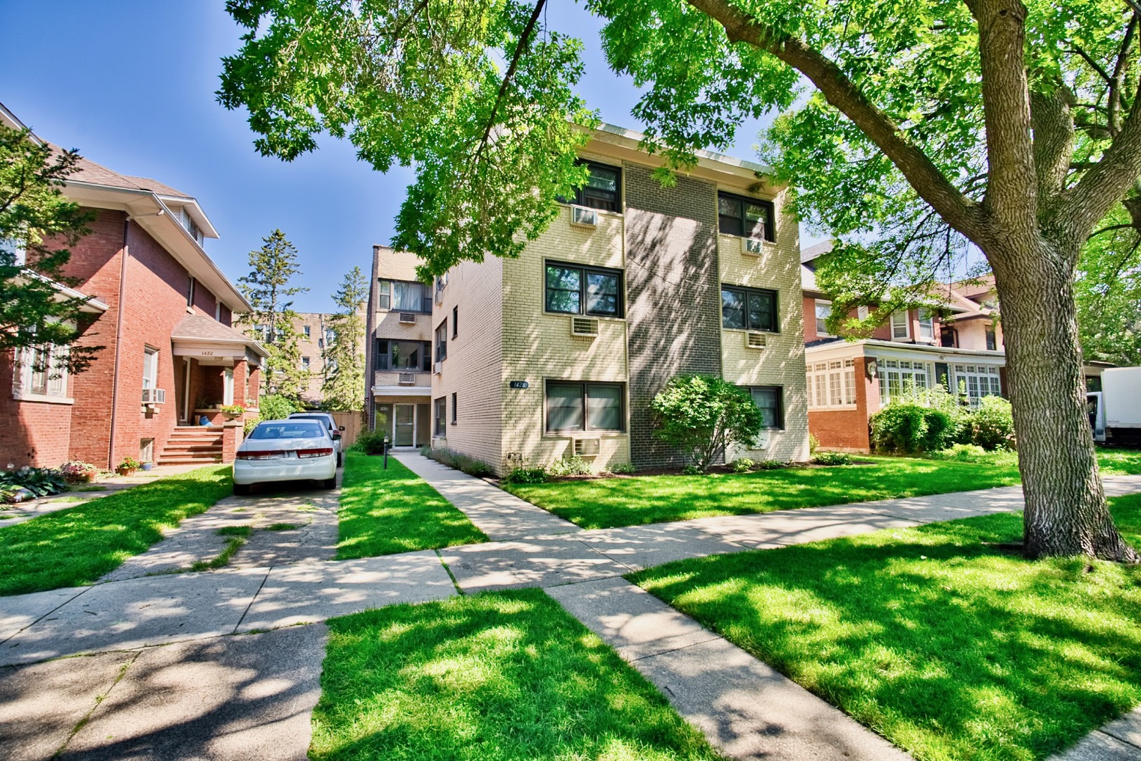 1428 West Fargo Avenue, Unit 303 Chicago, IL 60626 - Photo 2 of 28 a view of a back yard of the house
