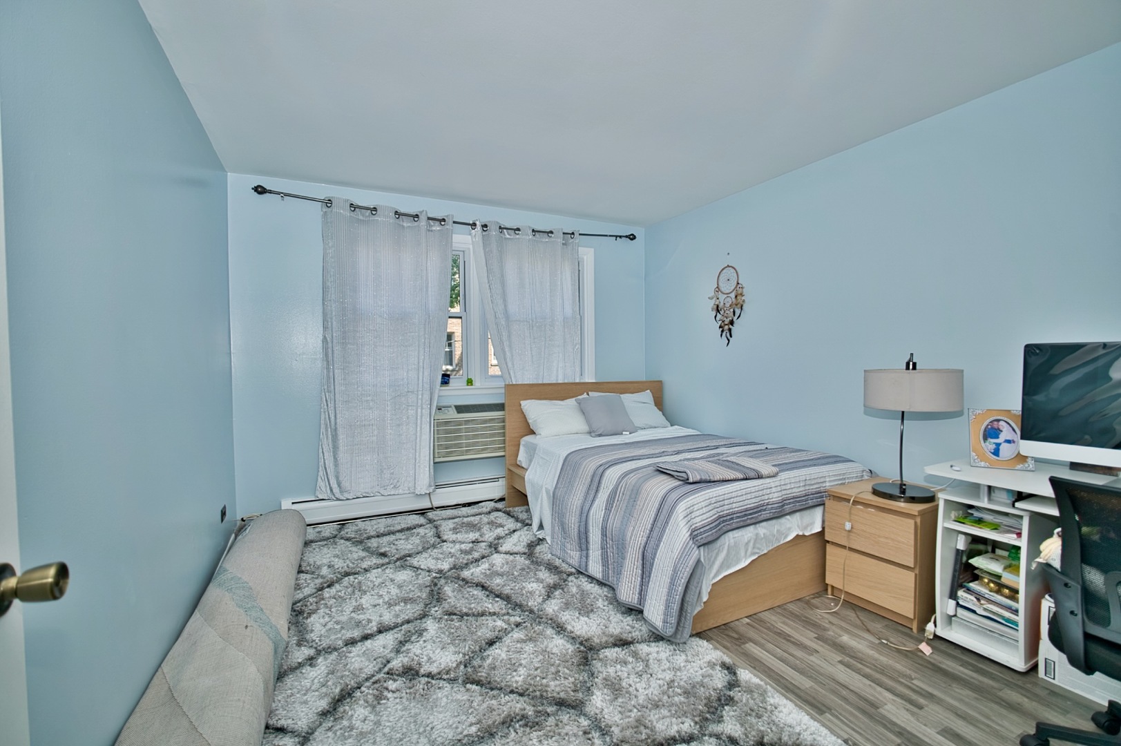 1428 West Fargo Avenue, Unit 303 Chicago, IL 60626 - Photo 21 of 28 a bedroom with a bed and a desk in it