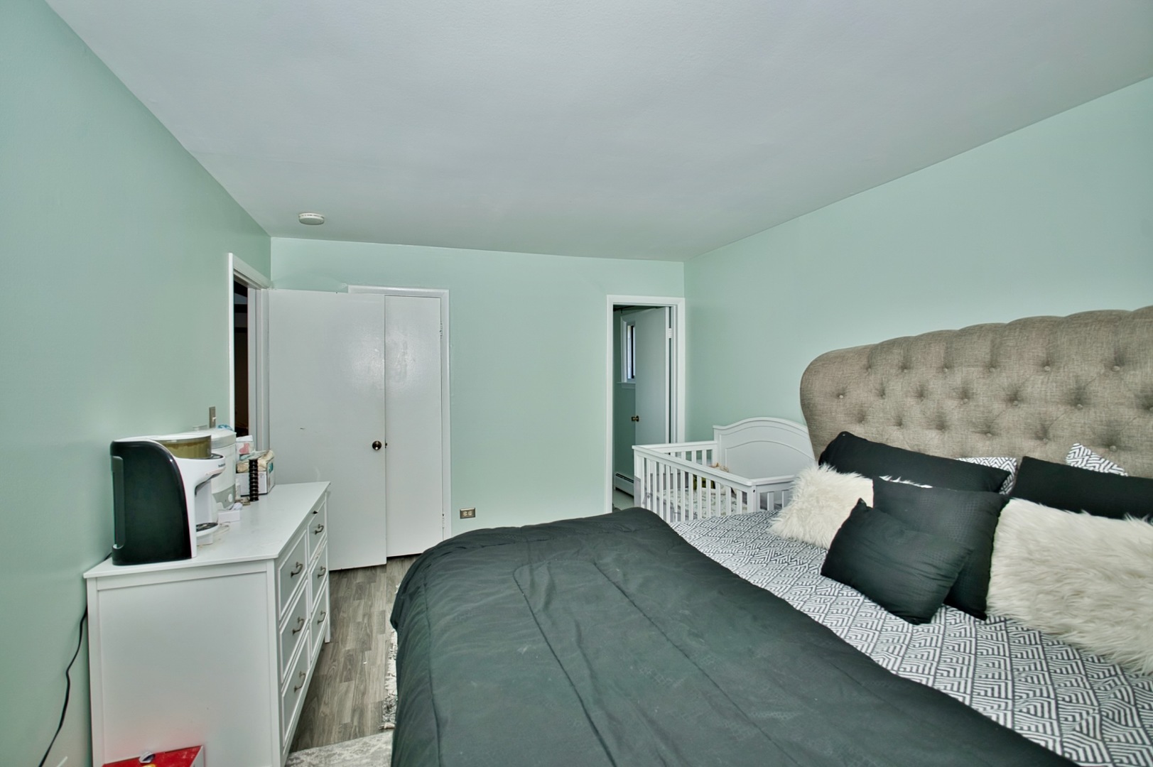 1428 West Fargo Avenue, Unit 303 Chicago, IL 60626 - Photo 27 of 28 a living room with furniture and a couch