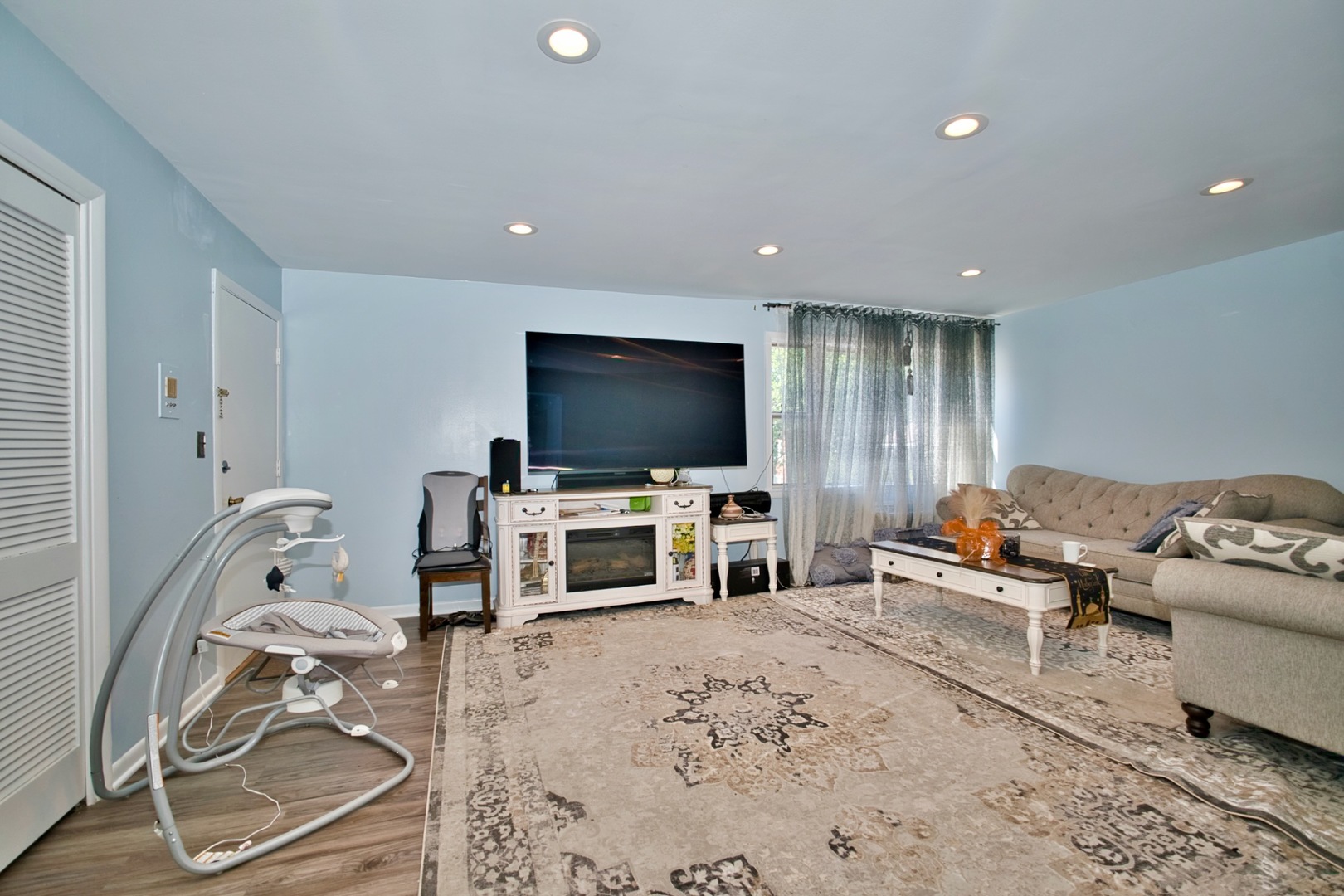 1428 West Fargo Avenue, Unit 303 Chicago, IL 60626 - Photo 5 of 28 a living room with furniture and a flat screen tv
