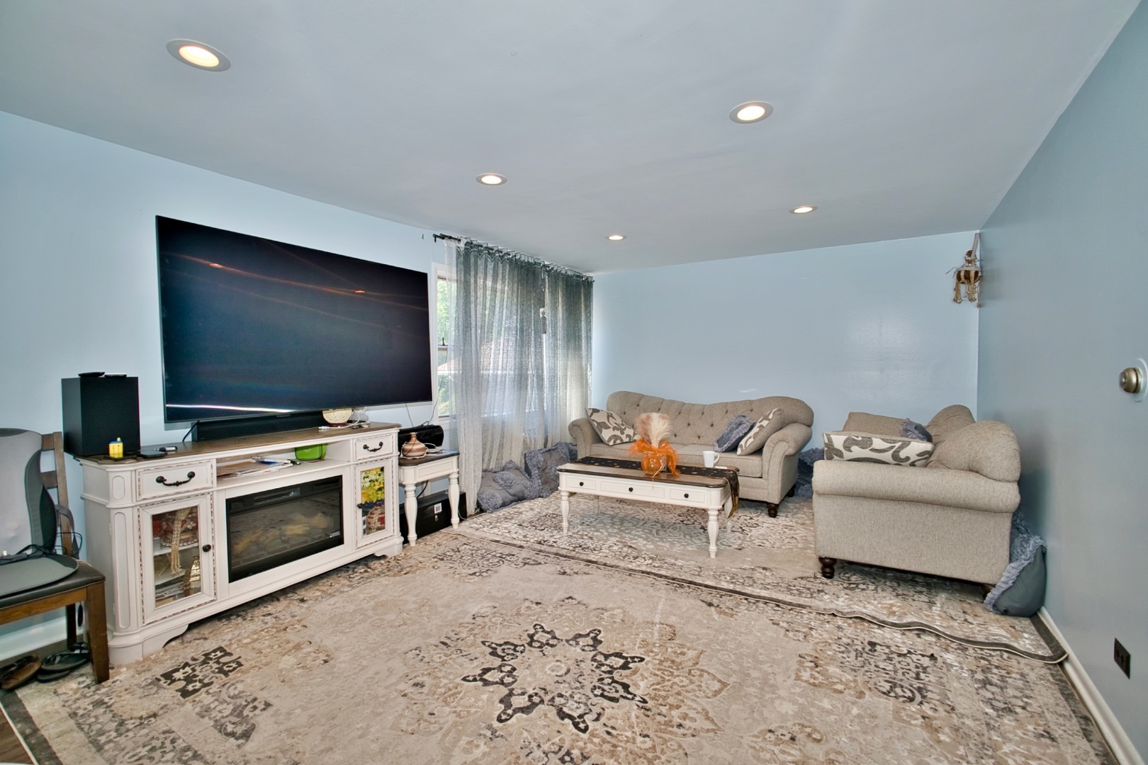 1428 West Fargo Avenue, Unit 303 Chicago, IL 60626 - Photo 6 of 28 a living room with furniture and a flat screen tv