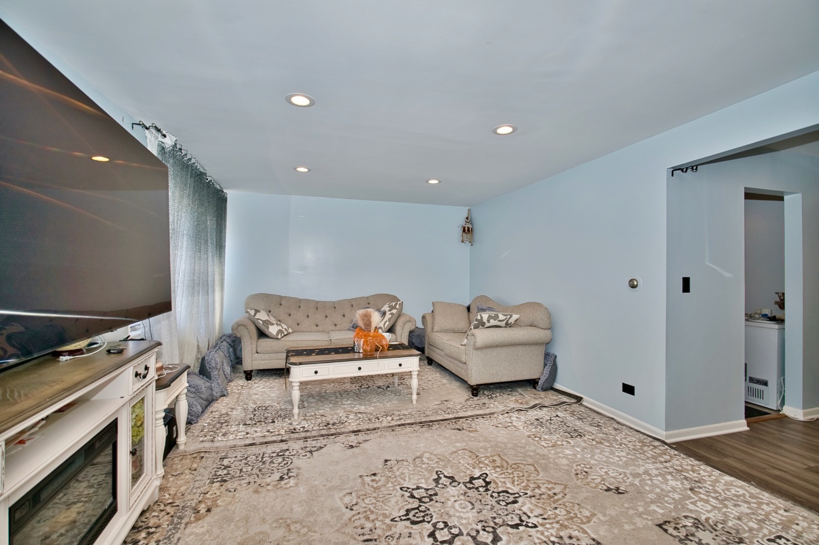 1428 West Fargo Avenue, Unit 303 Chicago, IL 60626 - Photo 8 of 28 a living room with furniture and a flat screen tv