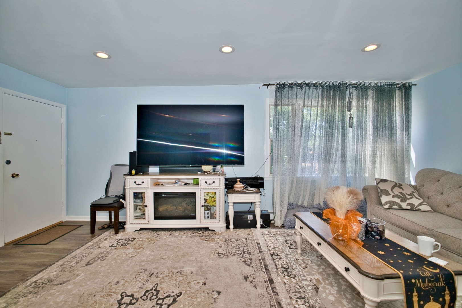 1428 West Fargo Avenue, Unit 303 Chicago, IL 60626 - Photo 9 of 28 a living room with furniture and a flat screen tv
