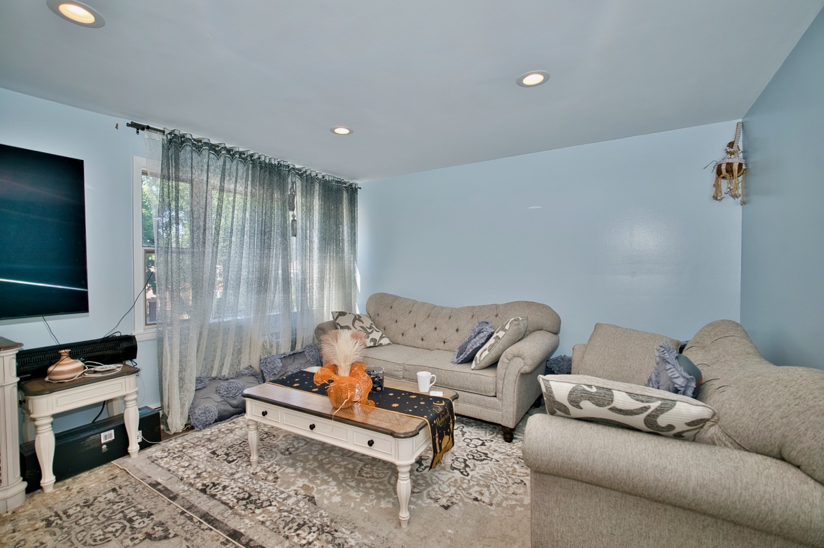 1428 West Fargo Avenue, Unit 303 Chicago, IL 60626 - Photo 10 of 28 a living room with furniture and a flat screen tv