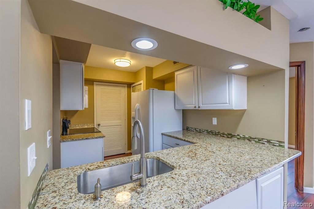 1504 Meadowside Drive Rochester Hills, MI 48307 - Photo 4 of 26