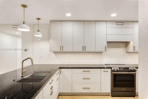 $675,000 | 100 Edgewater Drive, Unit 142, Coral Gables, FL 33133