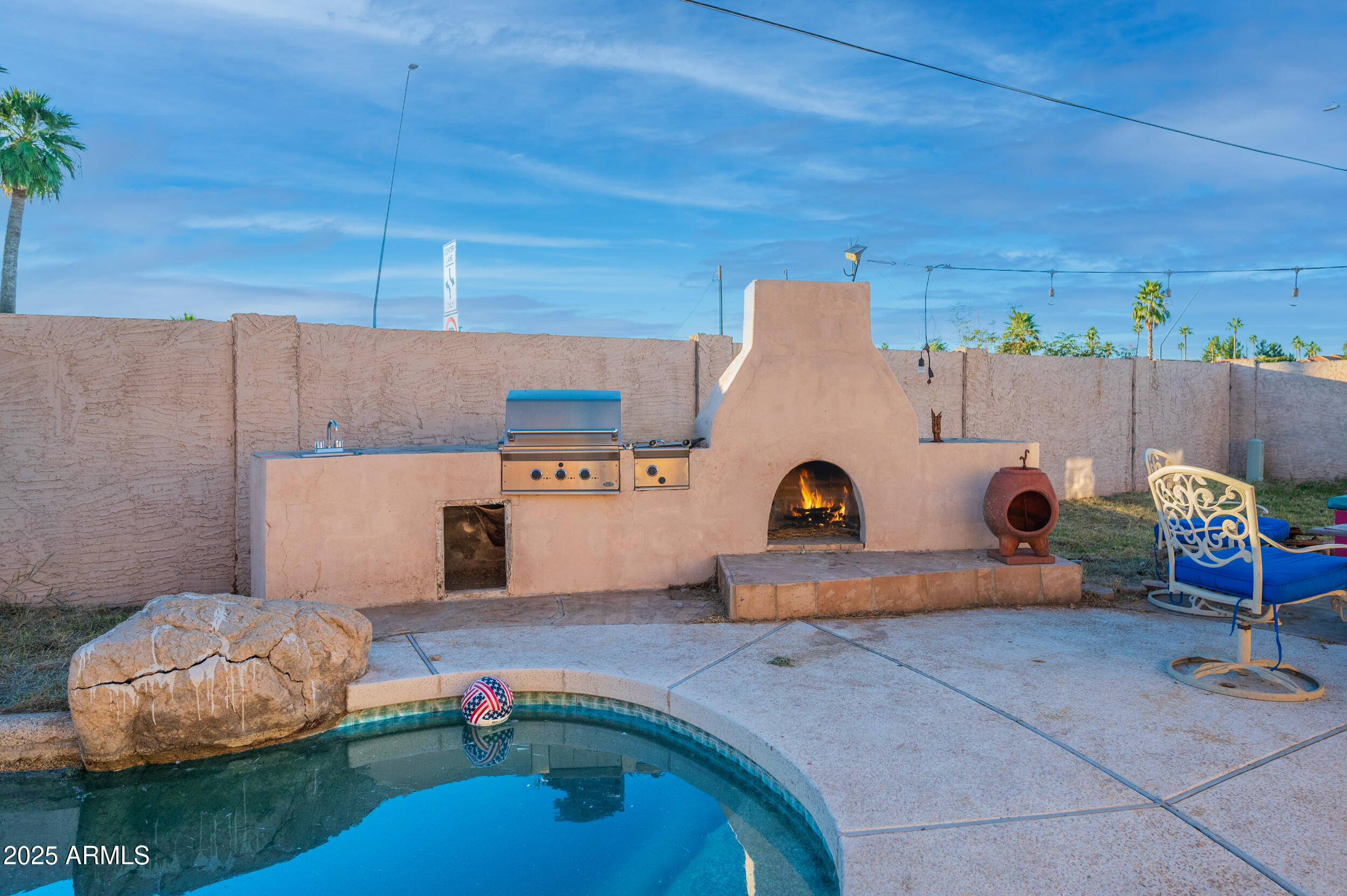662 South Seton Mesa, AZ 85206 - Photo 5 of 25 a living room with furniture and a table