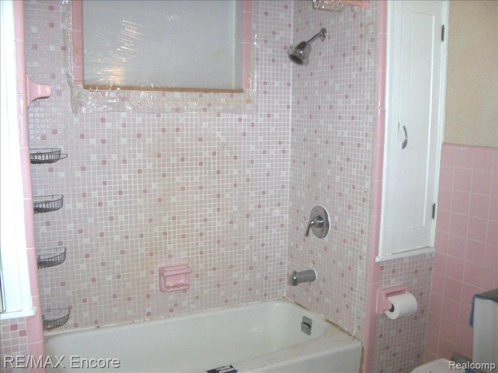 76 Chippewa Road Pontiac, MI 48341 - Photo 16 of 21 UL Main Bath v1