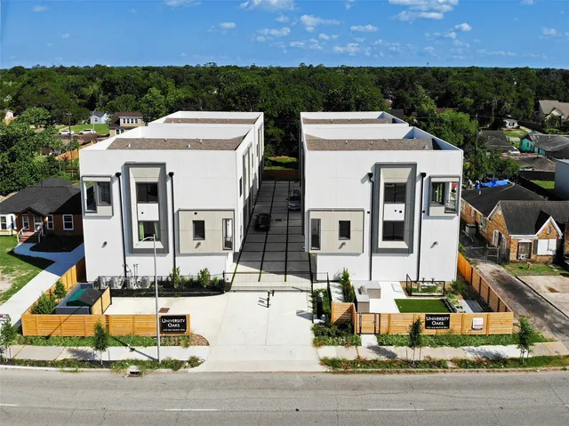 a view of a house with outdoor space