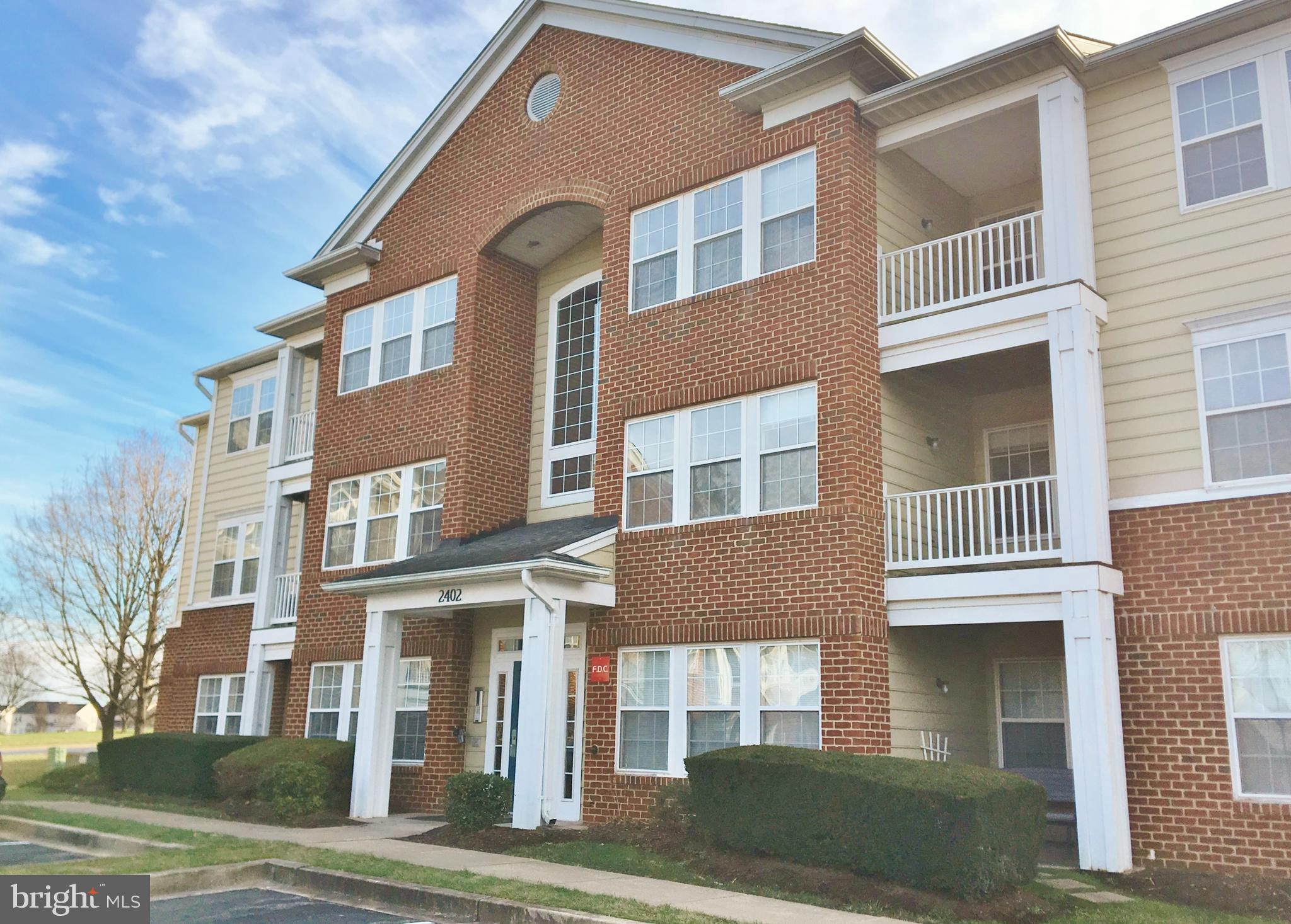 Welcome to this 2bd/2bath updated Whittier condo!