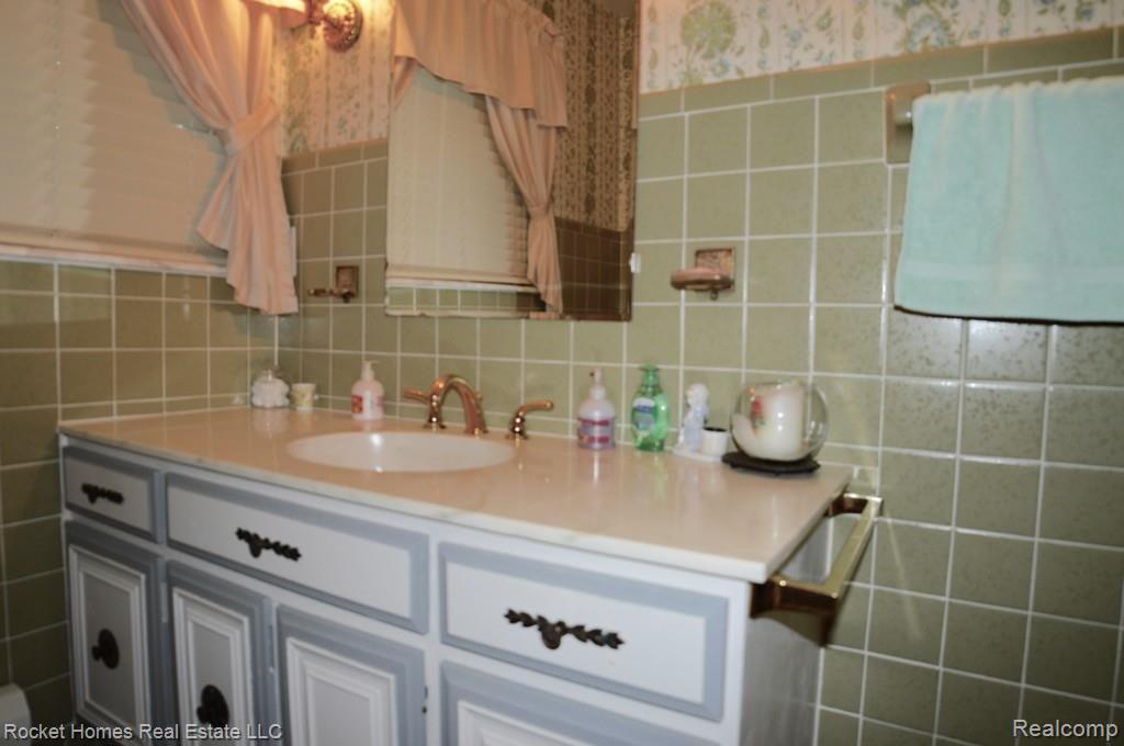 18440 Meridian Road Grosse Ile, MI 48138 - Photo 13 of 41 DSC_0145.jpg