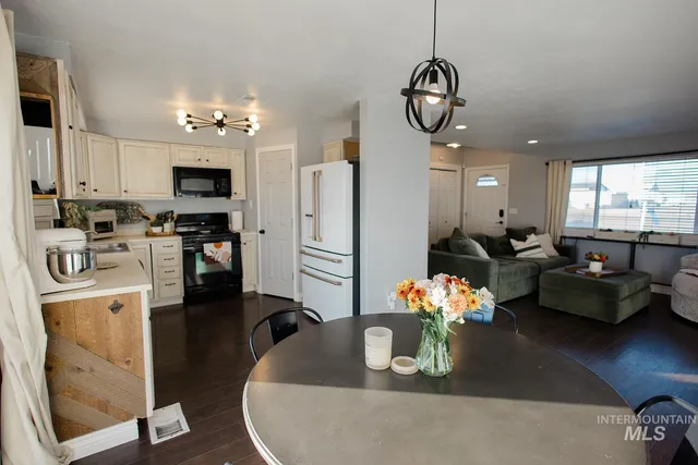 $398,000 | 2173 Northeast Beaman Street, Mountain Home, ID 83647