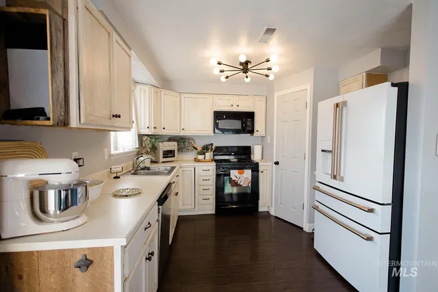 $398,000 | 2173 Northeast Beaman Street, Mountain Home, ID 83647