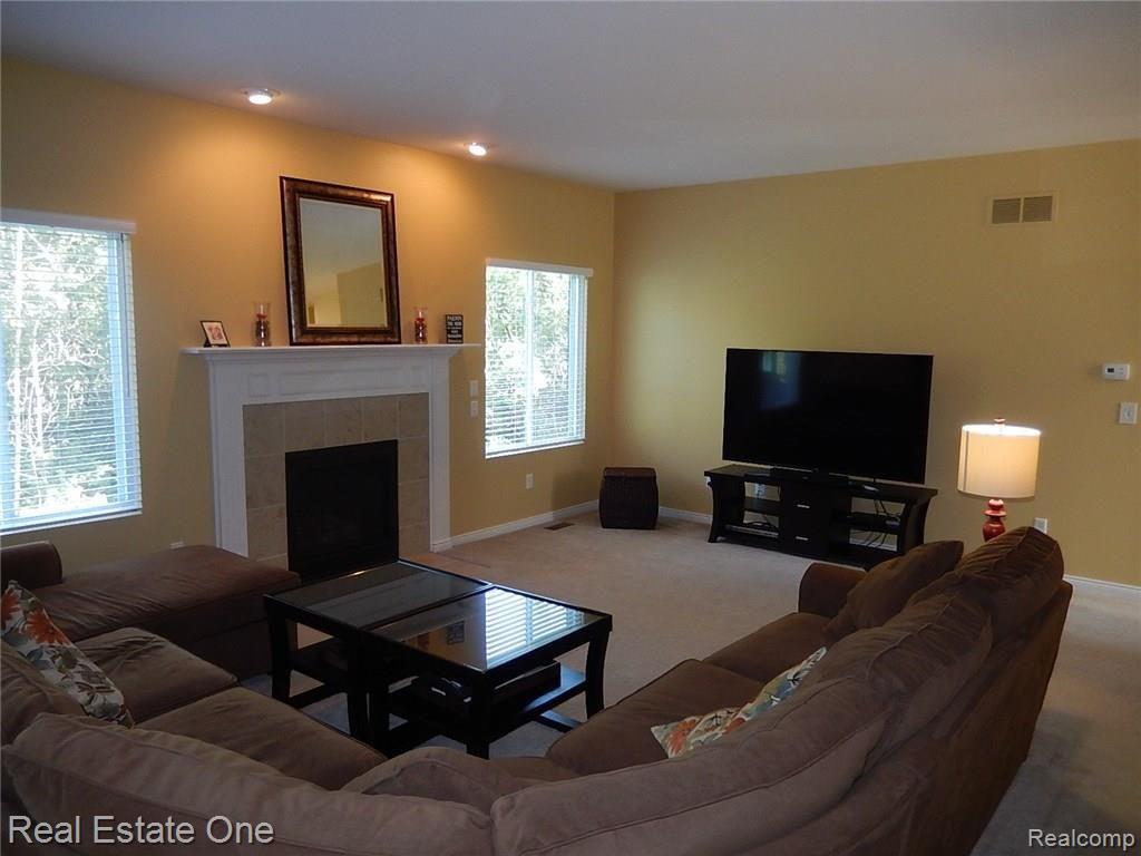 3447 Columbia Drive Rochester, MI 48307 - Photo 13 of 44 Family Room View 1