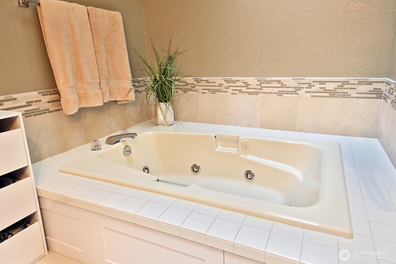 2471 Soundview Drive Langley, WA 98260 - Photo 16 of 38 a bathroom with a bathtub and a shower