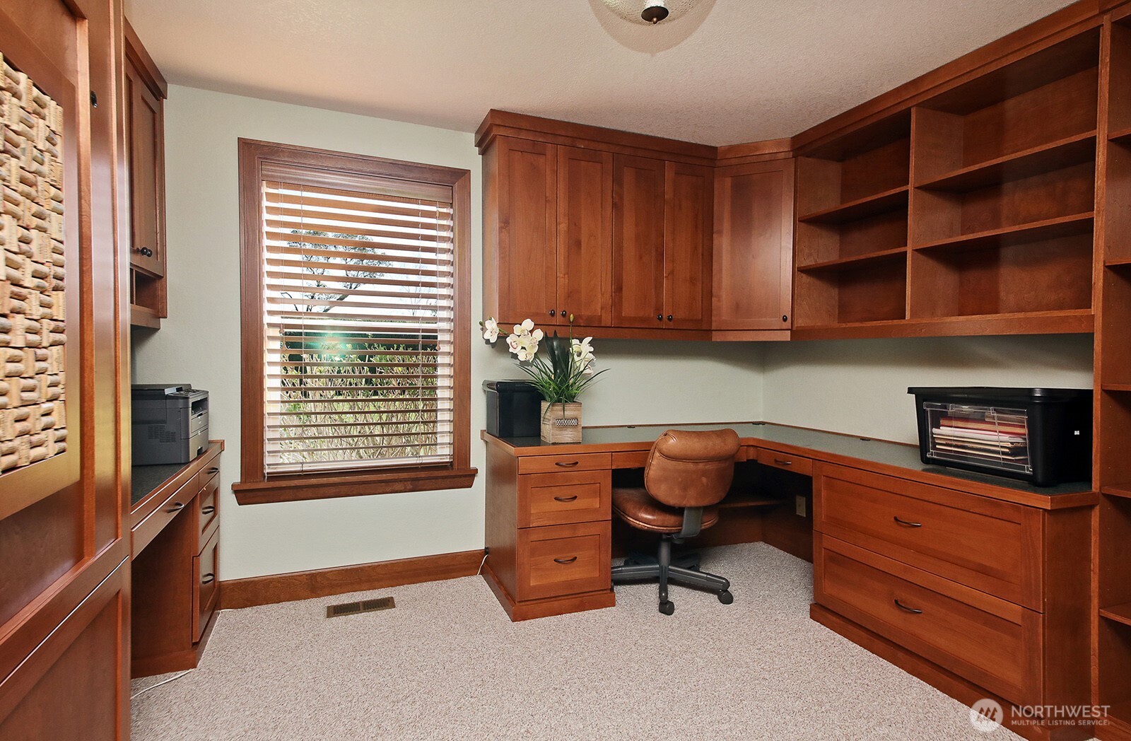 2471 Soundview Drive Langley, WA 98260 - Photo 18 of 38 a livingroom with workspace and a window