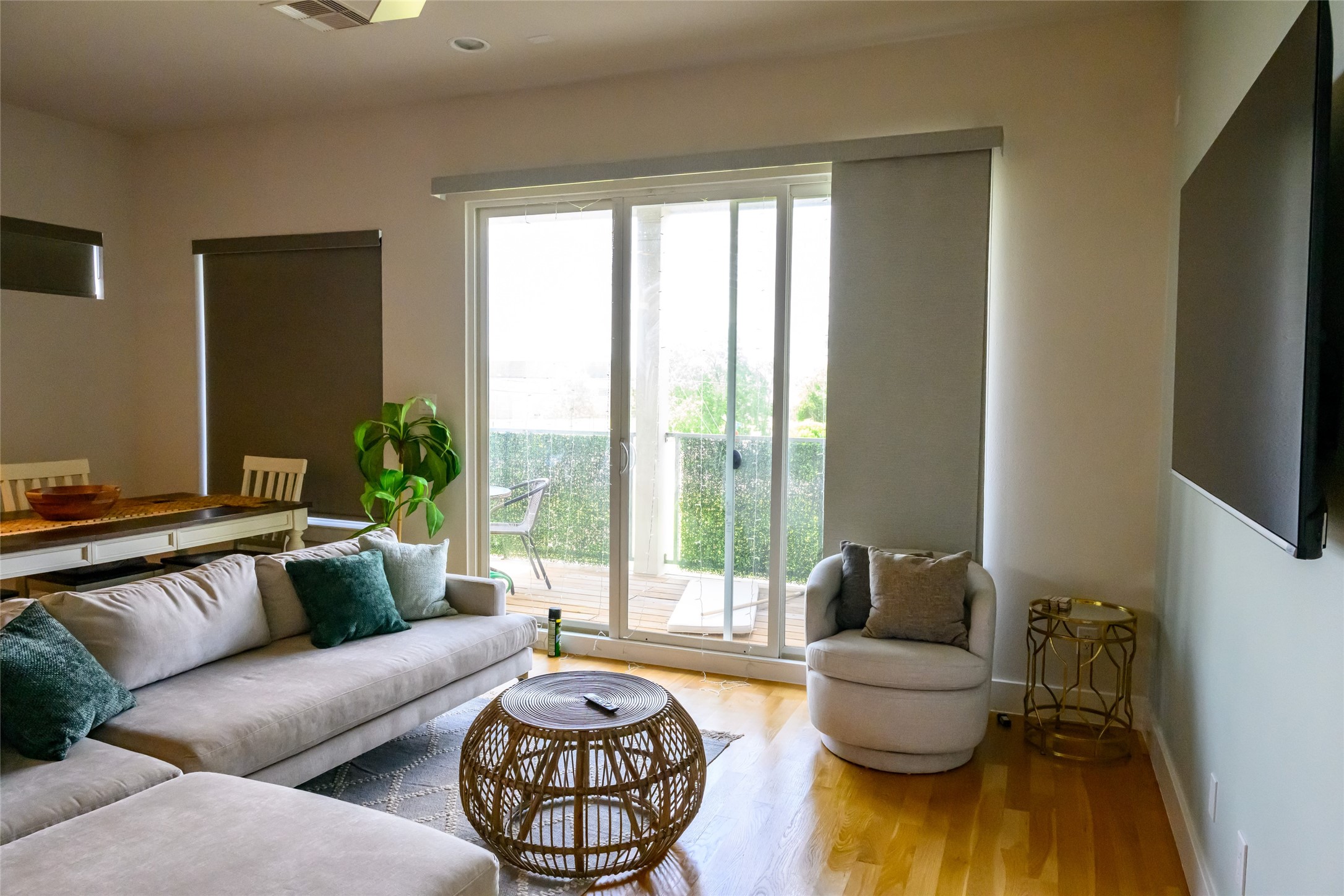 4618 Nichols Street, Unit B Houston, TX 77020 - Photo 4 of 49 Living Room