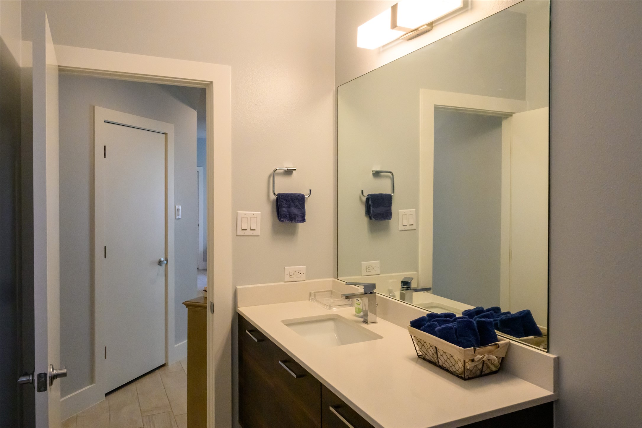 4618 Nichols Street, Unit B Houston, TX 77020 - Photo 43 of 49 Second Bathroom