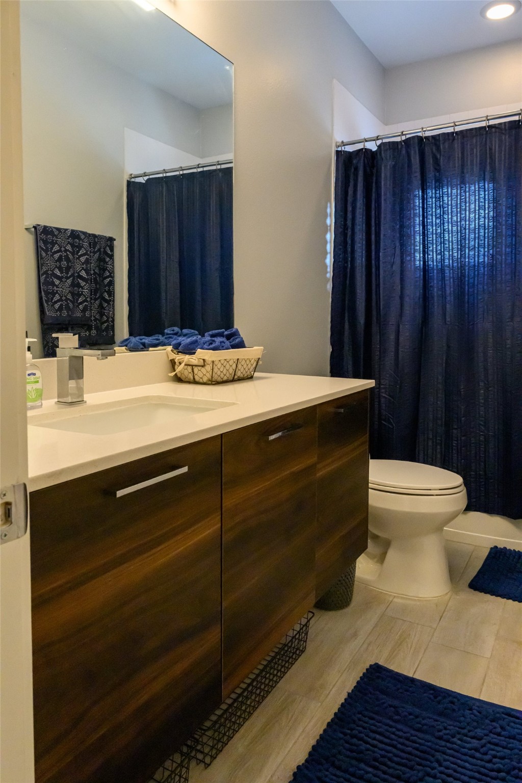 4618 Nichols Street, Unit B Houston, TX 77020 - Photo 46 of 49 Second Bathroom