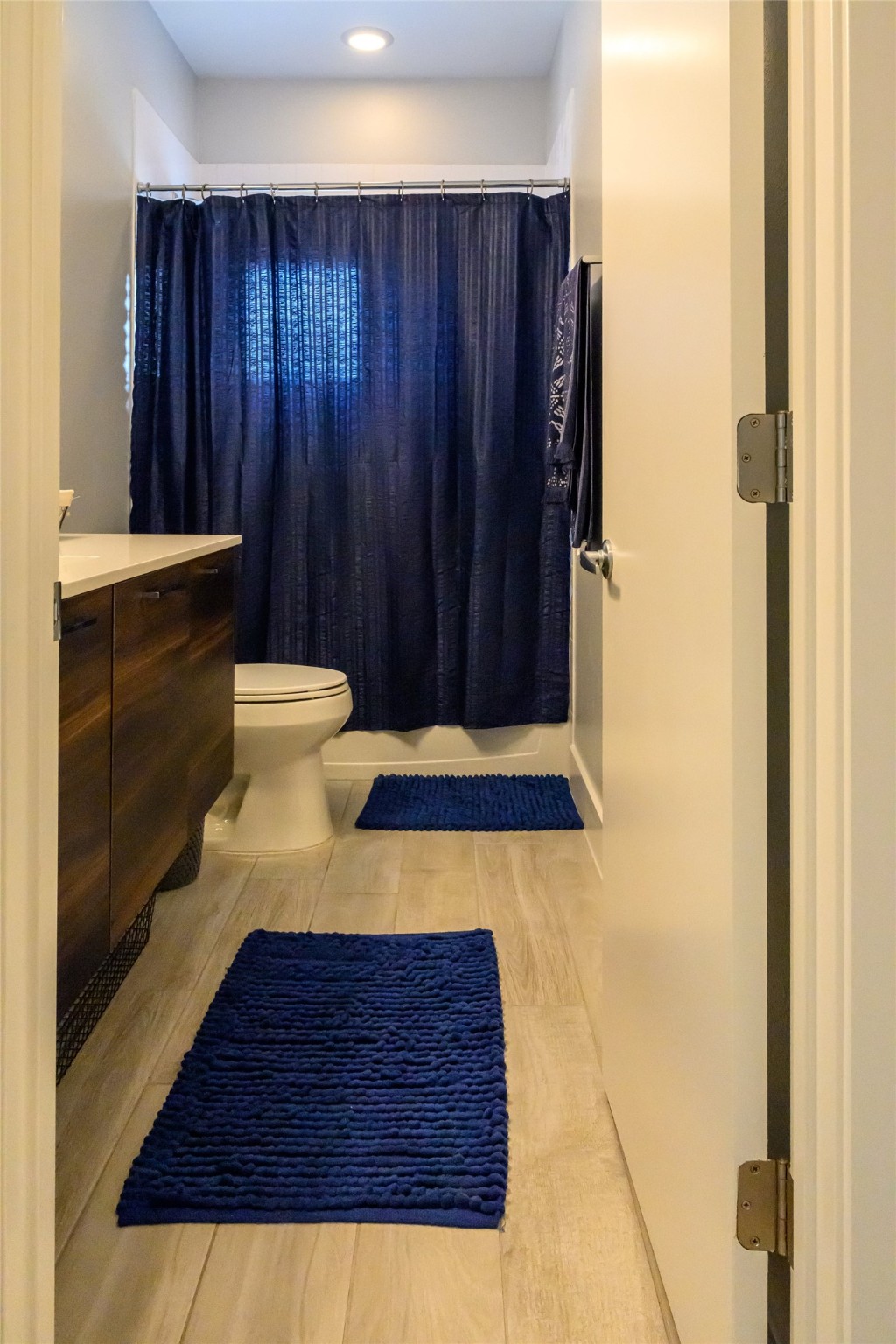 4618 Nichols Street, Unit B Houston, TX 77020 - Photo 47 of 49 Second Bathroom