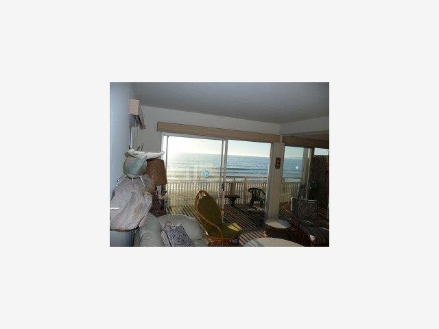 420 Oceanview Drive Watsonville, CA 95076 - Photo 3 of 9 a living room with furniture