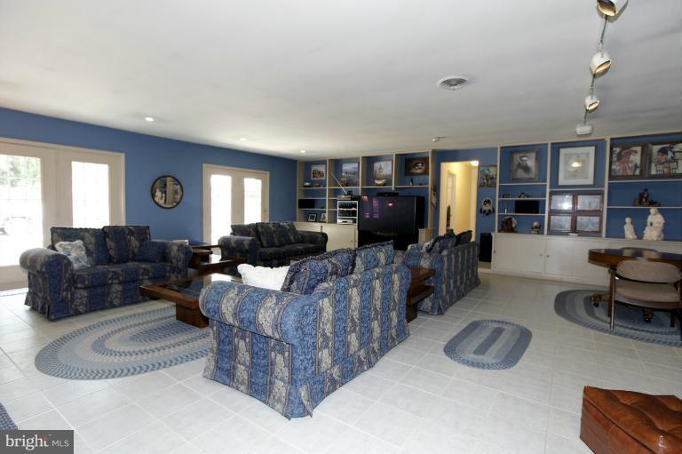 7722 Schelhorn Road Alexandria, VA 22306 - Photo 11 of 26 Family Room