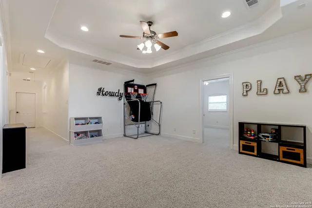 a view of livingroom with furniture and ceiling fan